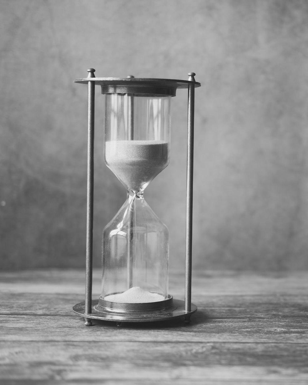 Hourglass: time and finite capacity